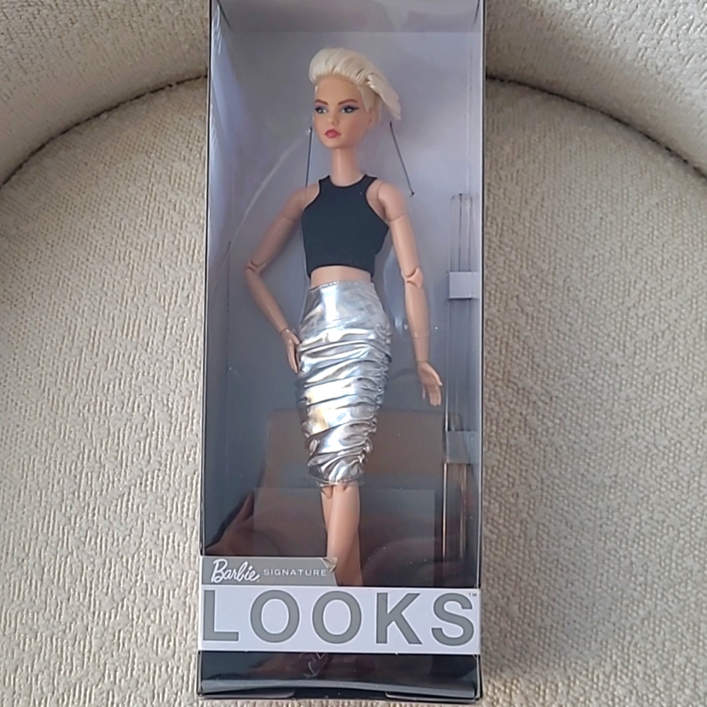 NIB - Barbie Signature Looks Model #8 Doll, Platinum Hair - Picture 2 of 6